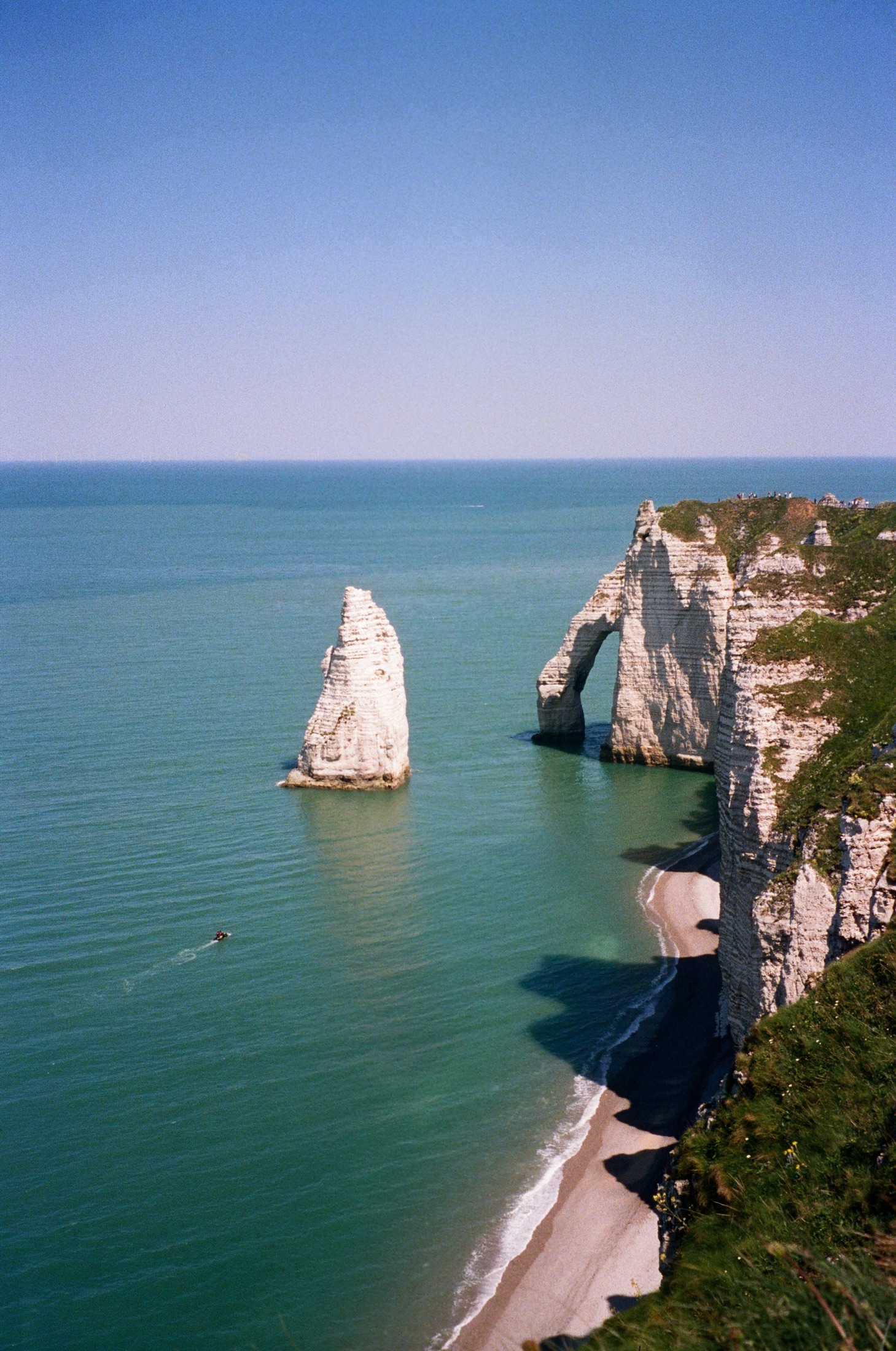 Falaises d'Étretat et mer turquoise sur le littoral normand